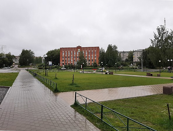 Центральная площадь Пудожа со зданием администрации...