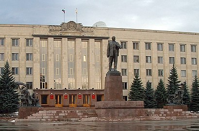 Здание правительства и памятник Ленину
