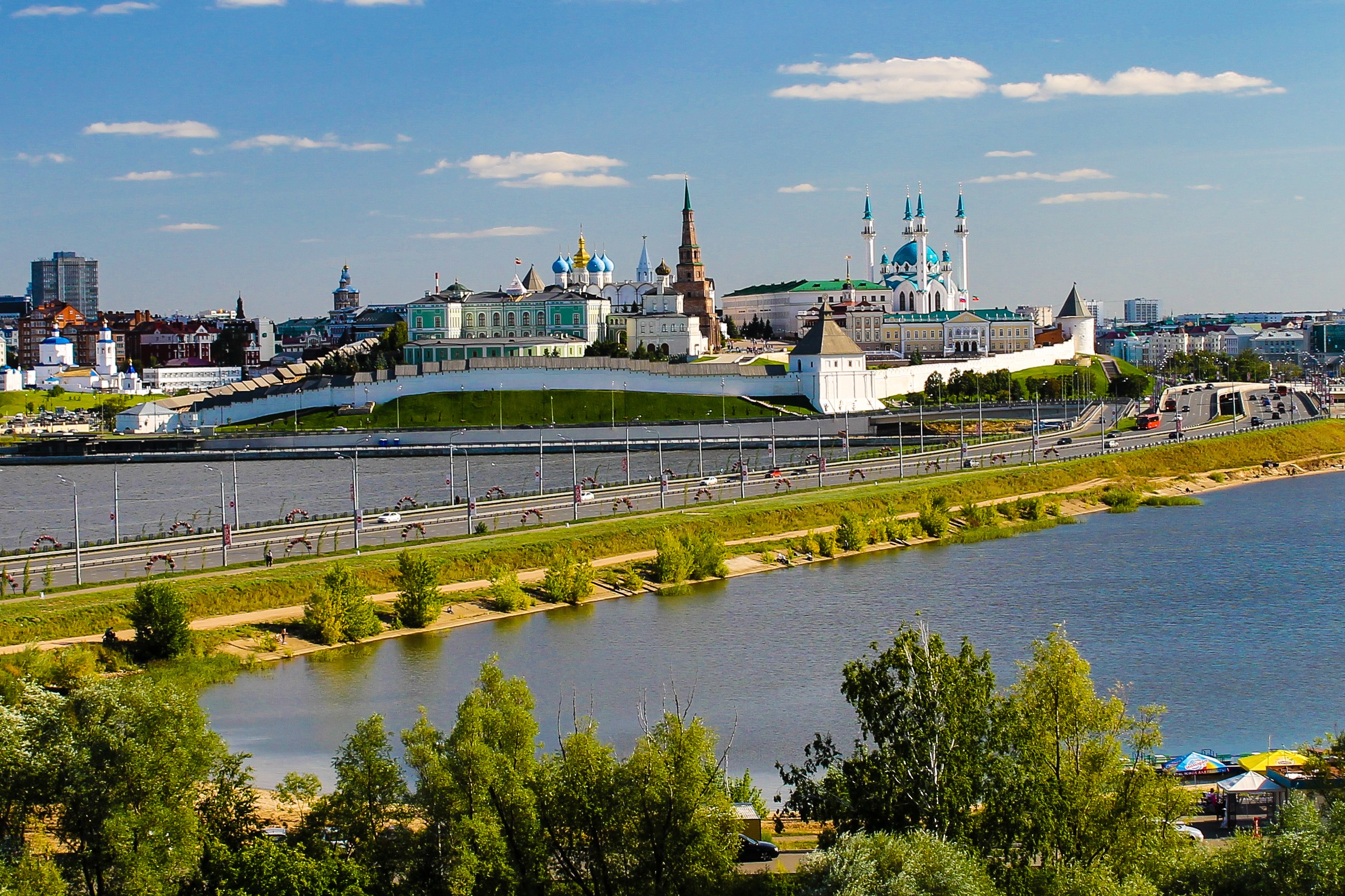 Волго казань. Казанский Кремль Казань. Река Волга в Казани. Набережная реки Казанка в Казани. Кремлевская дамба Казань.