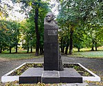 Пам'ятник В. М. Сосюрі (р-н ПК ім. В. М. Сосюри, 12-10-2020).jpg