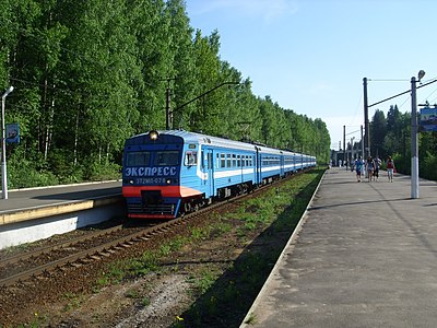 Tren eléctrico ET2ML-078 en la plataforma Kavgolovo