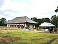 仮金堂（現・仮講堂）と再建前の中金堂基壇（左）