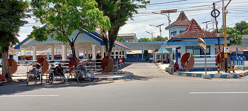 File:03 Gerbang keluar angkutan pedesaan Terminal Bondowoso.jpg