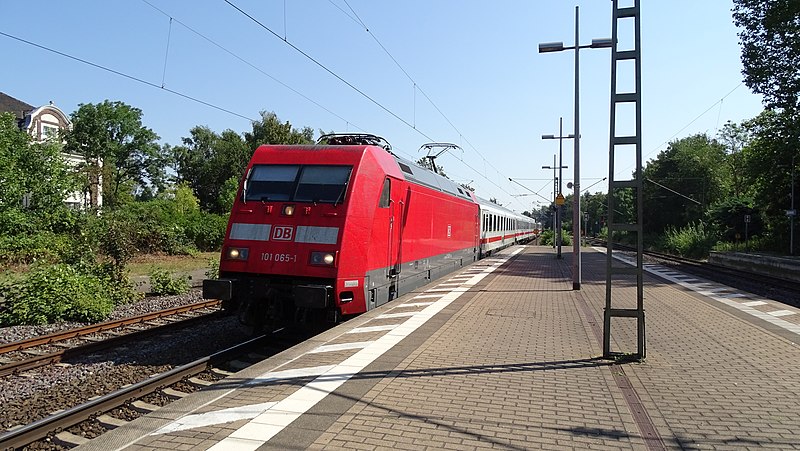 File:101 065-1 am 27.07.2019 mit einem InterCity bei der Durchfahrt in Bückeburg.jpg