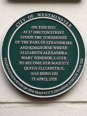 ブルートン・ストリート17番地にあるストラスモア＝キングホーン伯爵のタウンハウス。1926年4月21日、同地でエリザベス2世が生まれた旨のプラーク