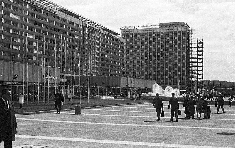 File:19700721500NR Dresden Prager Straße Newa Flachbauten Lange Zeile.jpg