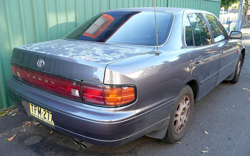 File:1993-1995 Toyota Camry Vienta (VDV10) Ultima sedan 04.jpg