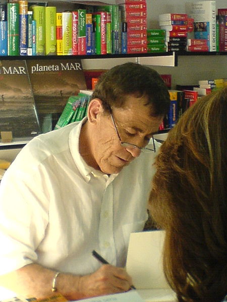 File:20070610 - Fernando Sánchez Dragó en la Feria del Libro de Madrid.JPG