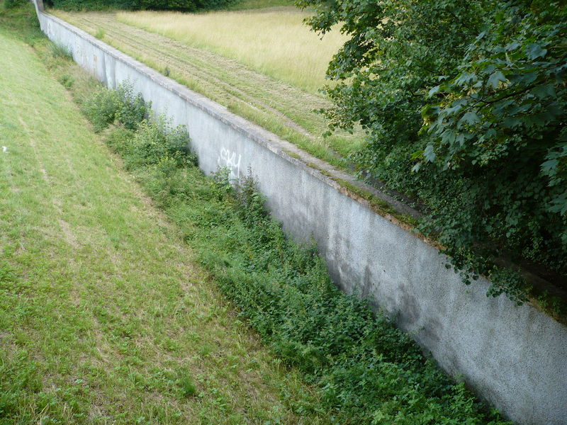 File:2008-07-15Muenchen Nymphenburgerpark abgesenkte Gartenmauer.JPG