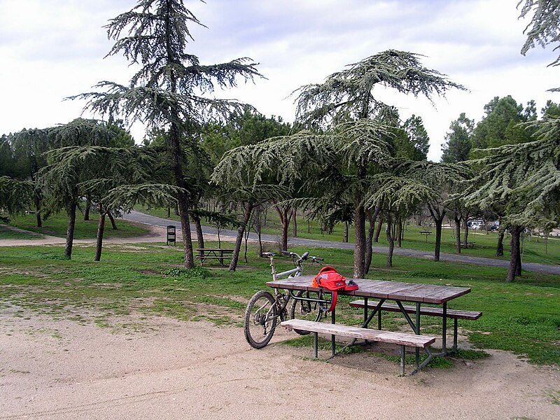 File:2010-02-27 Mesa piknic en la Casa de Campo - panoramio.jpg