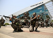 2014.05.19 육군 17사단 테러대비훈련 (Republic of Korea Army 17th Division Anti-terror Drill) (14032728188).jpg