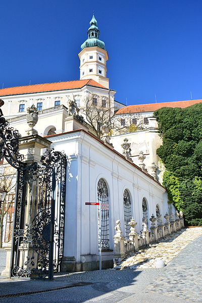 File:2016-03-27 GuentherZ (7) Nikolsburg-Mikulov Schloss.JPG