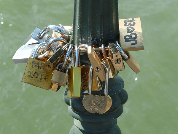 Cadenas d'amour sur le pont d'Arcole.