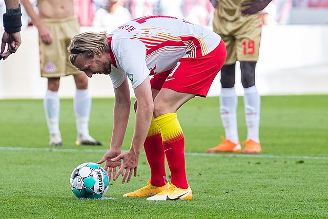Forsberg preparing to take a penalty kick for RB Leipzig.