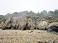 Falaises de l'enclave d'Argol : roches redressées à la verticale 2.