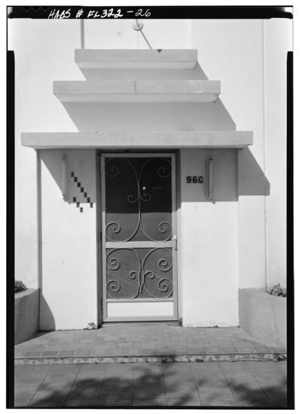 File:960 JEFFERSON AVENUE, ENTRANCE DETAIL - Miami Beach Art Deco Historic District, Miami, Miami-Dade County, FL HABS FLA,13-MIAM,5-30.tif