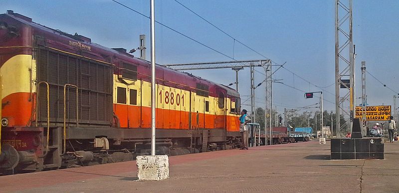 File:A WDM 3A locomotive hauling Hirakud Express at Vizianagaram 02.jpg