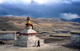 En stupa utanför huvudorten Ngawa.