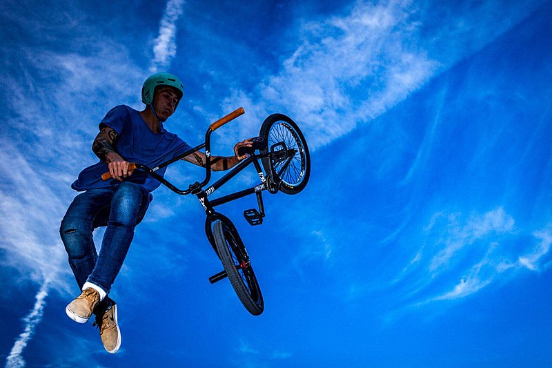 File:Acrobacias en bicicleta y la música más actual se adueñan del parque de la Peseta 01.jpg