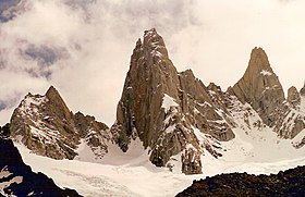 Veduta di Aguja Saint-Exupéry (al centro), tra Aguja de la S (a sinistra) e Aguja Rafael Juarez (a destra).