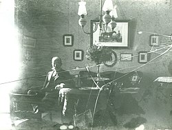 Neef Dirk Rudolph de Marees van Swinderen van Reneke na zijn dood in 1899 in de tweede suite van de Allersmaborg
