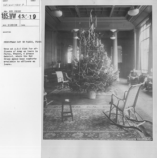 File:American Red Cross - Christmas Activities - Christmas Day in Paris, France. Tree at A.R.C. Club for officers of Army on leave in Paris, France, 4 Avenue Gabriel, where the Red Cross makes home comforts available (...) - NARA - 20803894.jpg