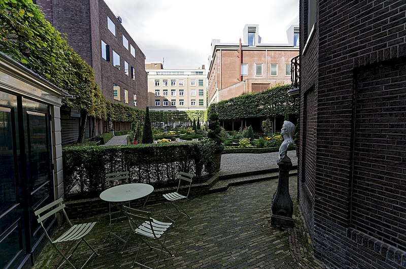 File:Amsterdam - Herengracht - Museum Willet-Holthuysen - 18th Century City Garden 1.jpg