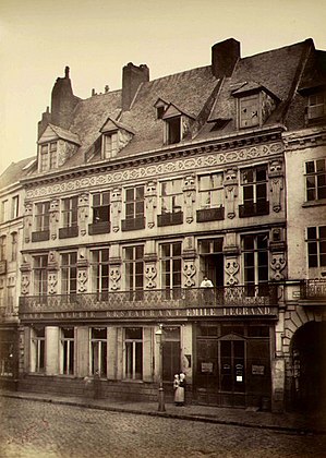 Halle échevinale de Lille photographiée avant sa démolition en 1870