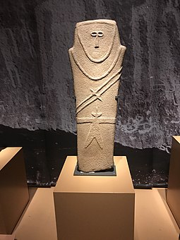 Stele of a male wearing a baldric; 4th millennium BC; sandstone; height: 92 cm; from Al-'Ula (Saudi Arabia); in a temporary exhibition in the National Museum of Korea (Seoul), named Roads of Arabia: Archaeological Treasures of Saudi Arabia