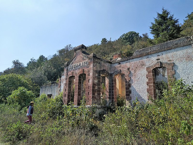 File:Antiguo edificio del ferrocarril en Cumbres de Maltrata, Veracruz 01.jpg