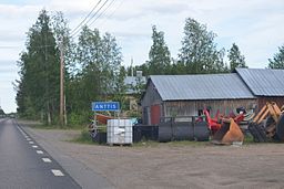 Vägskylten "Anttis" vid infartsvägen till Anttis. Fotot taget i juli 2015.