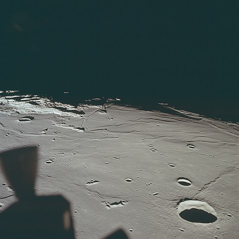 Стоя на поверхности луны