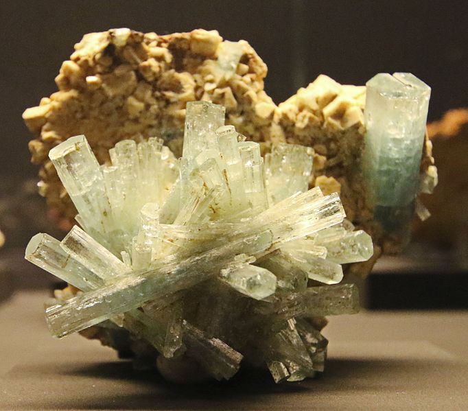 File:Aquamarin auf Kalifeldspat...2H1A7210ОВ.jpg