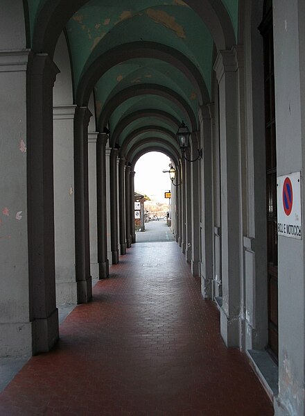 File:Arcades de l'estació de Lucca.JPG