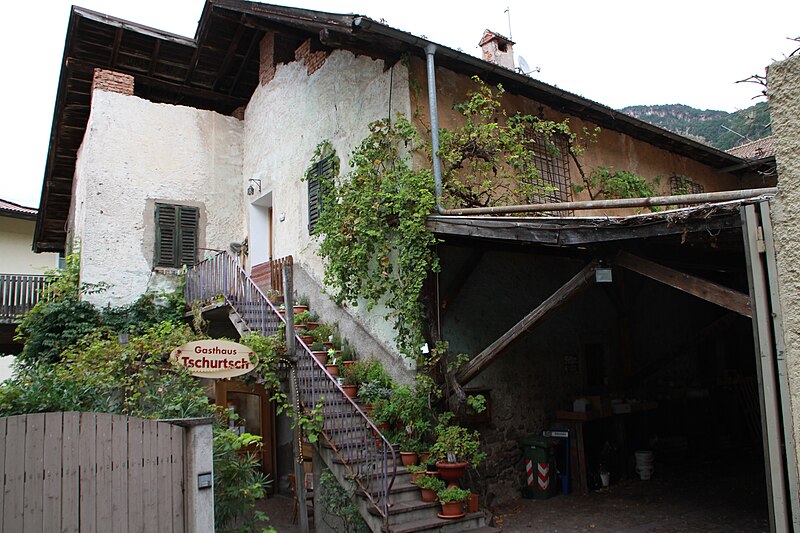 File:Auer - Kirchplatz 3 - Haus Tschurtsch-Pichler - Innenhof.jpg