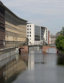 Altbau und Neubau am Spreekanal mit Jungfernbrücke (Quelle: Wikimedia)