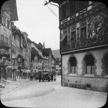 Fotografie des Rathauses und des Rathausplatzes von 1908