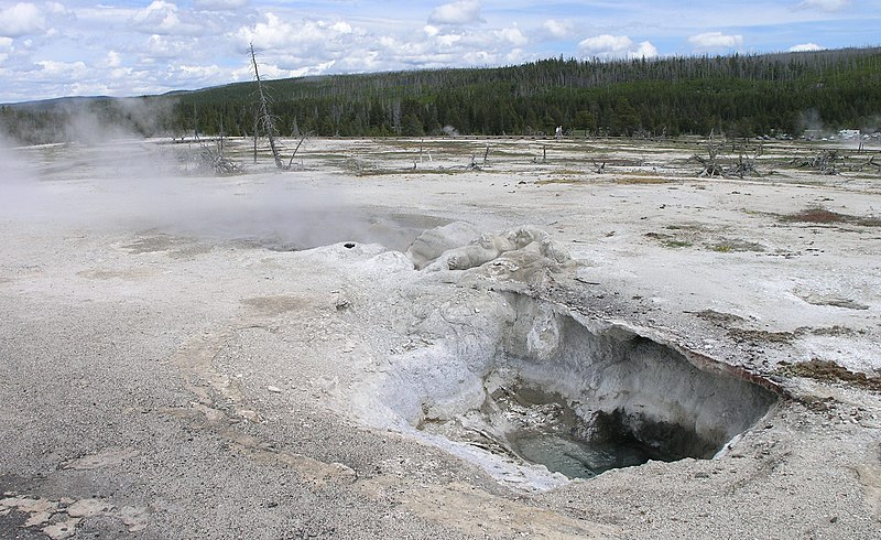 File:Avoca Spring in Biscuit Basin.JPG