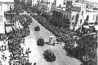 Veículos blindados britânicos desfilando pela Rua Allenby em Tel Aviv, em homenagem ao Jubileu de Prata do Rei Jorge V em 1935