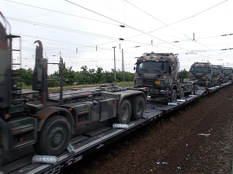 File:Bahnhof, Scania Lkw, 2023 Szolnok.jpg