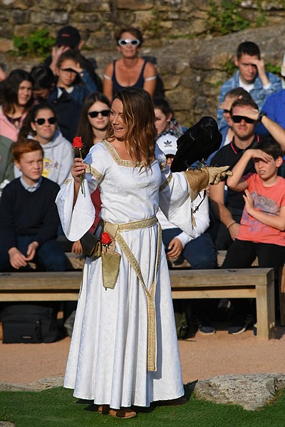 File:Bal des Oiseaux Fantomes 11 - Woman in White with Rose and Crow 1.jpg