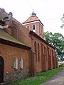 Zachodni bok kościoła, po lewej stronie zdjęcia zakrystia