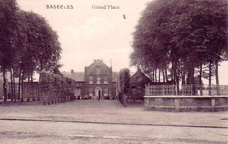 File:Basècles Grand place et ancienne maison communale (4).jpg