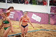 Deutsch: Beachhandball bei den Olympischen Jugendspielen 2018; Tag 6, 12. Oktober 2018; Mädchen, Hauptrundenspiel – Ungarn-Niederlande 2:1 English: Beach handball at the 2018 Summer Youth Olympics at 12 October 2018 – Girls Main Round – Hungary-Netherlands 2:1