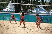 Deutsch: Beachvolleyball bei den Olympischen Jugendspielen 2018; Tag 8, 14. Oktober 2018; Mädchen, Achtelfinale – USA-Peru 2:0 (21–19/21–12) English: Beach volleyball at the 2018 Summer Youth Olympics at 14 October 2018 – Girls Round of 16 – USA-Peru 2:0 (21–19/21–12)
