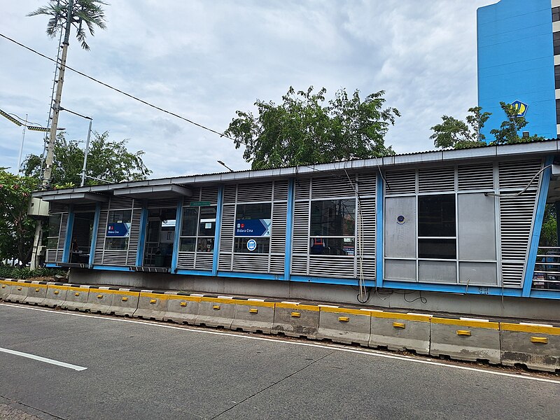 File:Bidara Cina Transjakarta BRT Station, January 2024.jpg