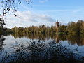 Blick über den Borner See auf die Pfarrkirche St. Peter