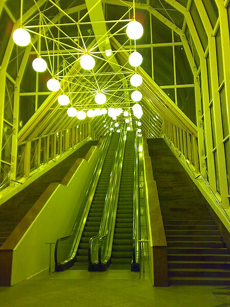 File:Bogdan Khmelnitsky Bridge escalators.jpg