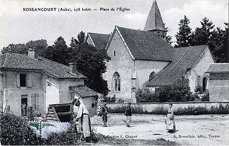 Старая открытка с видом на церковь