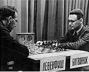 מיכאל בוטביניק (מימין) וגריגורי לבנפיש (בכלים הלבנים) משנת 1937